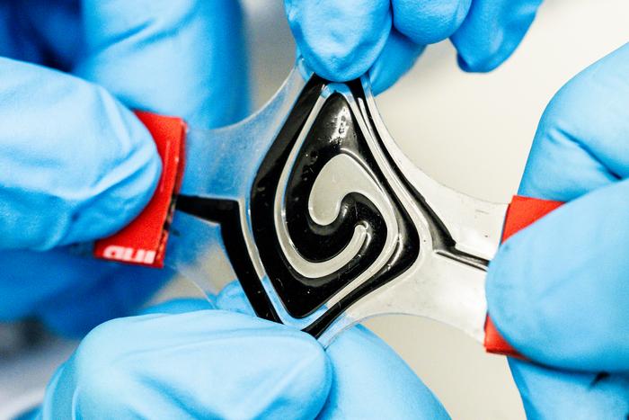 revolutionary-fluid-battery:-a-flexible-energy-storage-solution-for-any-shape