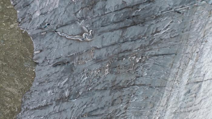 fiber-optics-uncover-icequake-activity-in-alpine-glacier-crevasses